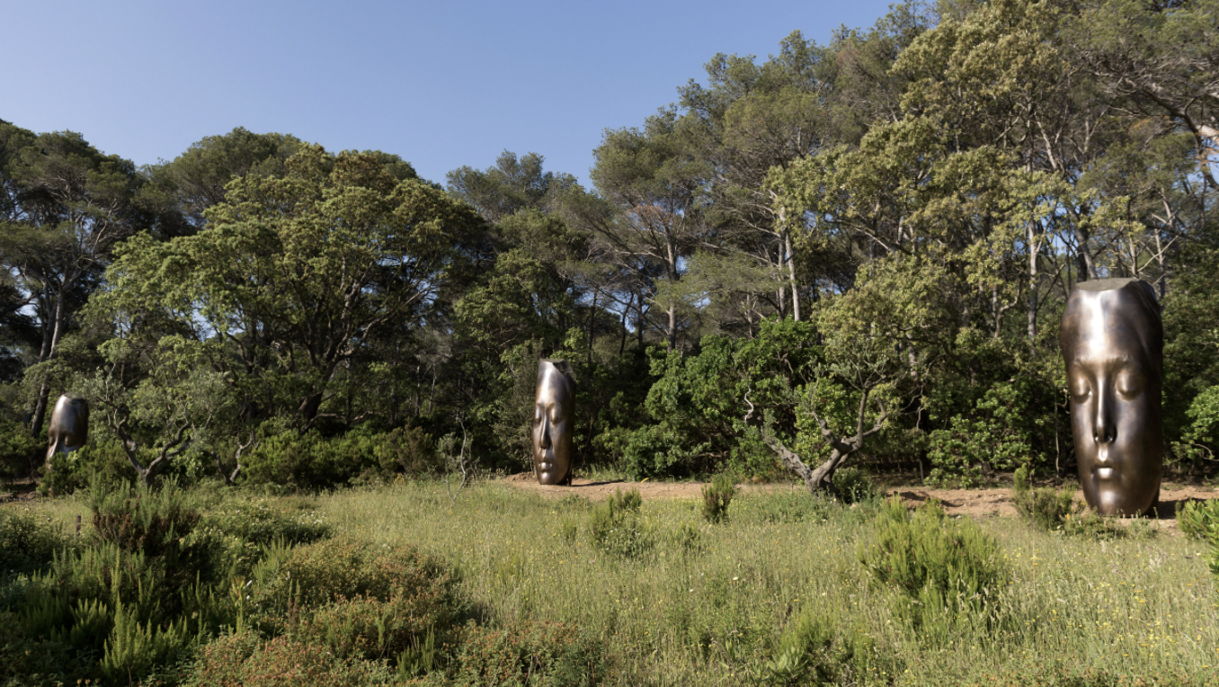 Jaume Plensa, Les trois Alchimistes, 2018.© Adagp, Paris, 2019. Photo : Marc Domage. Courtesy of Fondation Carmignac.